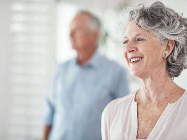 لغز العمر المديد: لماذا تعيش النساء عمرا أطول من الرجال؟