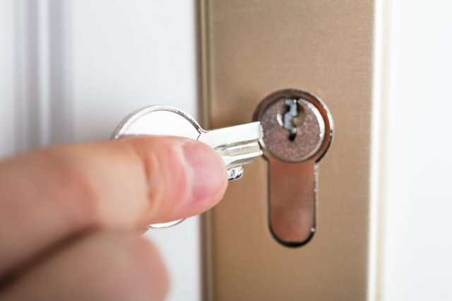 طريقة ذكية من خطوتين لفتح أي قفل ضاع مفتاحه أو انكسر داخله.. بدون آلات