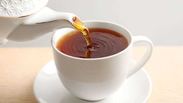 لن تصدق ما الذي سيحدث لجسمك عند تناول الشاى بالليمون؟.. نتيجة مفاجئة