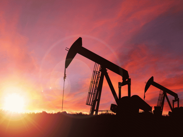 السعودية وروسيا تصدران قراراً بشأن إنتاج النفط.. و”برنت” يبلغ أعلى مستوى له منذ 9 أشهر