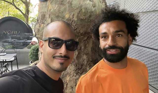 صورة حولها جدل.. محمد صلاح يظهر مع أمير سعودي