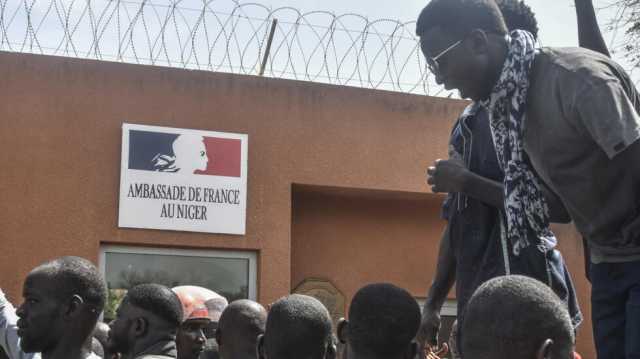 الخارجية الفرنسية تكشف حقيقة طرد سفيرها من النيجر وإخراجه بالقوة