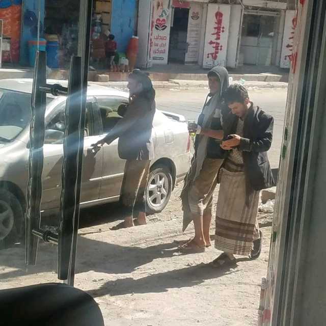 على خلفيه سماعه اغاني ابو بكر سالم..عناصر من جهاز المخابرات الحوثية تعتدي على والد الصحفي الحكمي في صنعاء