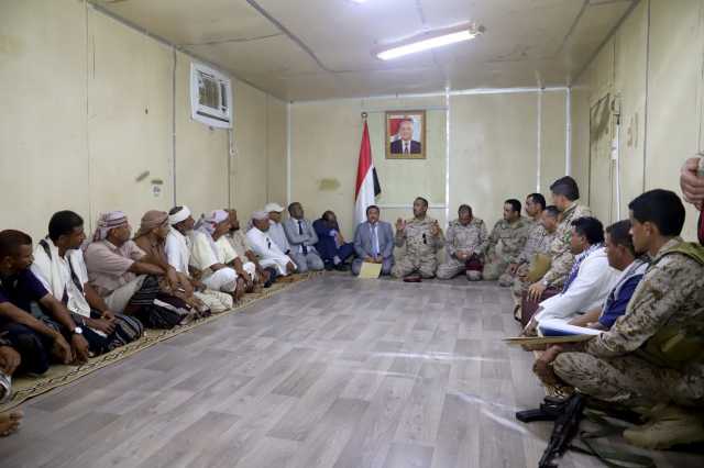 شاهد ظهور الفريق بن عزيز بعد تواتر أنباء عن محاولة الحوثيين استهدافه.. وهذا ما قاله لقيادات ومشائخ حجة