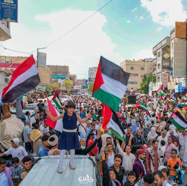 شاهد الصور.. حشود ضخمة في تعز ومسيرات غاضبة في إب وشبوة دعما لفلسطين