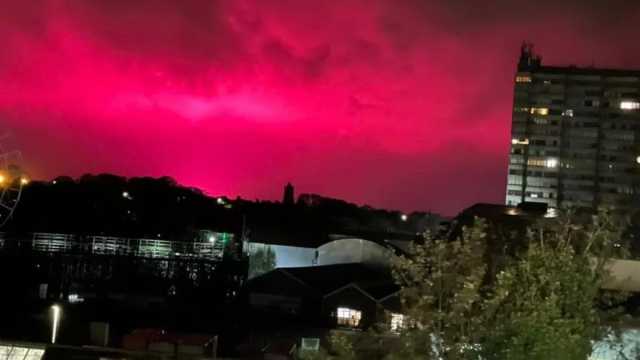 ظهور السماء باللون وردي يرعب سكان مدينة بريطانية.. هل هي نهاية العالم ؟