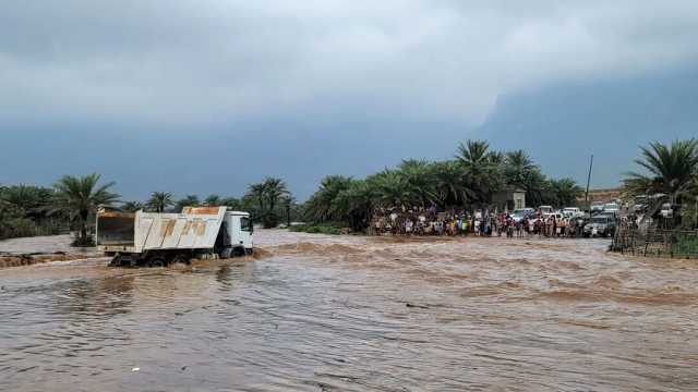 عاجل: أول الصور لإعصار ''تيج'' الذي يضرب ثلاث محافظات شرق اليمن