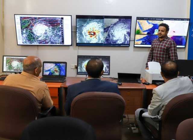 محافظ حضرموت يطلع على أخر مستجدات العاصفة الإعصارية تيج ويوجه برفع الاستعدادات
