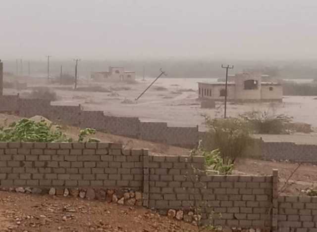 إعصار 'تيج'.. الهلال الأحمر يعلن عدم مقدرته الوصول للمتضررين بالمهرة ويدعو لإرسال طائرة لإنقاذهم