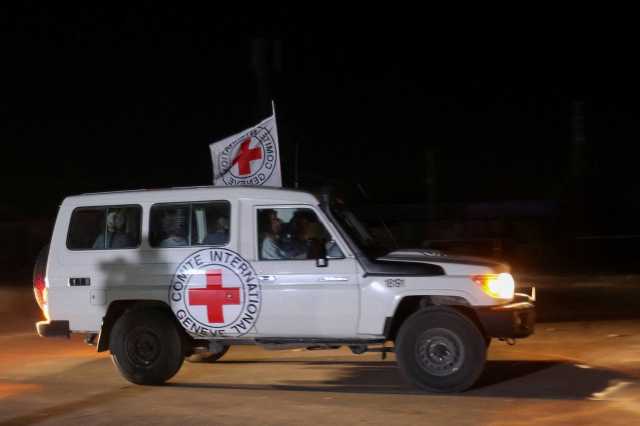 مصر تعلن بدء تحرك الصليب الأحمر لتسلم 13 أسيرا صهيونيا و7 أجانب في غزة