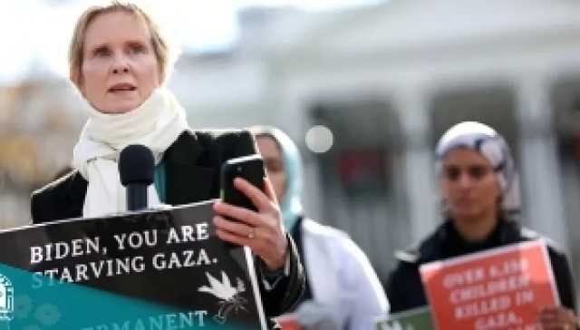 من أمام البيت الأبيض.. سينثيا نيكسون تضرب عن الطعام تضامنا مع غز