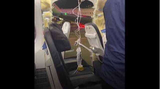 حادثة غريبة ونادرة على متن طائرة تسببت في هلع الركاب واضطر طاقمها للهبوط فورا