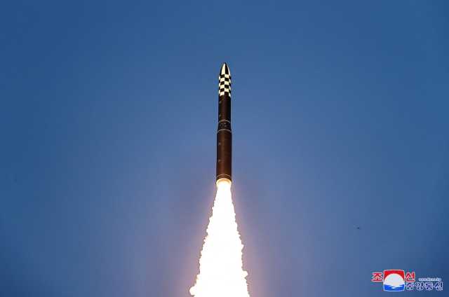 استعداداً للحرب ..كوريا الشمالية تطلق صاروخاً باليستياً باتجاه بحر الشرق