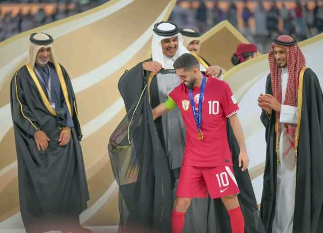 لقطة البشت وأمير قطر مع قائد العنابي في تكرار لمشهد ميسي في كأس العالم (صور)