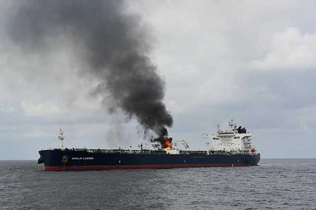 نشوب حريق في سفينة تعرضت لهجوم حوثي مباغت بصاروخين