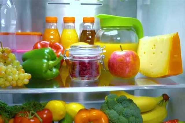 تحذيرات أربعة أطعمة تتحول إلى سامة عند وضعها في الثلاجة