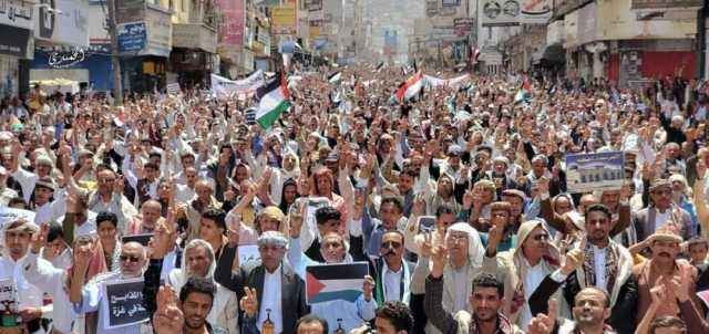 شاهد الصور.. حشود غير مسبوقة في تعز ''المحاصرة'' نصرة لغزة وتوجيه رسائل مباشرة للحوثيين