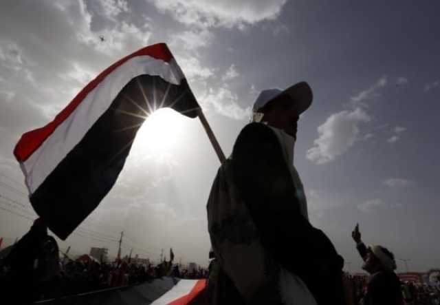 دبلوماسي رفيع يحذر الشرعية من تكرار الحسابات الخاطئة ويكشف عن فرصة سانحة لكسر بلطجة القوة لدى ميلشيا الحوثي واستعادة الدولة