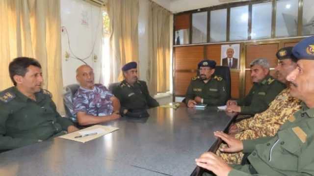 مدير شرطة محافظة مأرب يترأس اجتماعاً بقادة الوحدات الأمنية ومدراء المناطق الأمنية