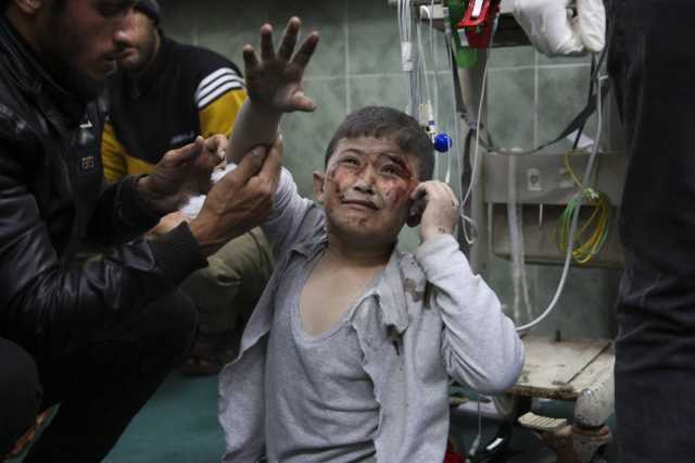 قصف إسرائيلي عنيف بمحيط مستشفى الشفاء وسقوط قتلى وجرحى