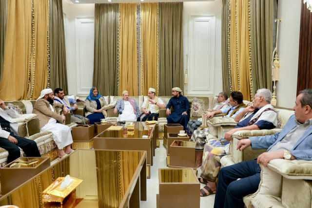 في عدن.. بن مبارك يضع قيادات الدولة أمام مسئولية تاريخية وخطر يجب التصدي له ويكشف عن أولويات عاجلة لحكومته