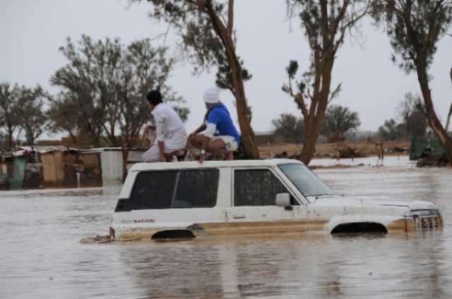 سيول جارفة تجتاح السعودية لا يعرف المعمرون لها مثيلا عطلت الدراسة والحياة والسلطات تعلن رفع حالة التأهب .. شاهد