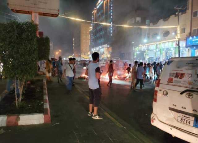 مدينة عدن تشتعل بالاحتجاجات.. وأجهزة الأمن تحذر من أي أعمال تخريبية .. أزمة الكهرباء توسع دائرة الغضب الشعبي