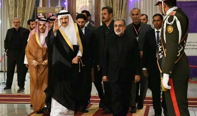 شاهد الصور.. أمير سعودي في طهران لتقديم العزاء