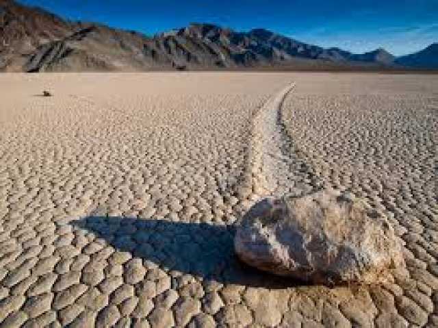 هل تعرف عن وادي الموت ؟ ...تفاصيل مذهلة وصادمة عن صخور تتحرك خلف ظهور البشر!