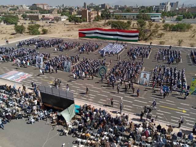 الحوثيون يجبرون طلاب جامعة صنعاء على تنفيذ عرض عسكري .. صور