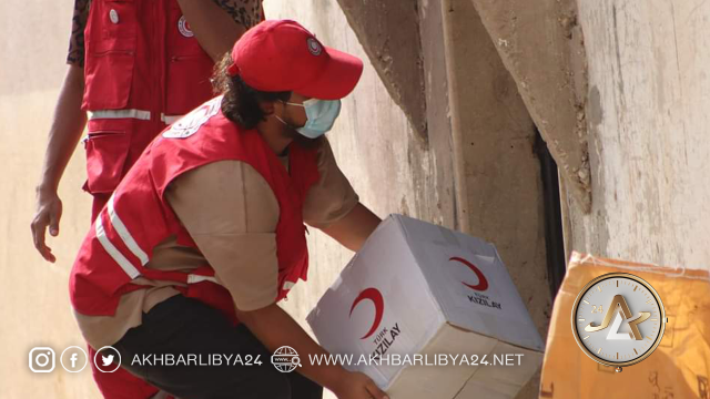 الهلال الأحمر التركي يوزع سلات غذائية بالتعاون مع الهلال الأحمر الليبي .