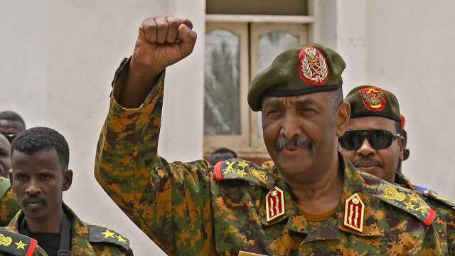البرهان: الجيش يقاتل في الخرطوم حتى يقضي على التمرد