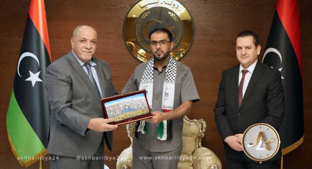 حماد يصدر تعليمات بتفعيل قرار يعامل الفلسطينيين المقيمين مثل المواطنين الليبيين