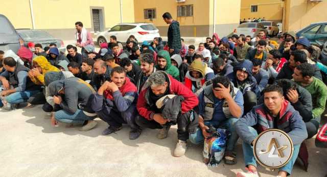 الهجرة غير الشرعية طبرق يرحل 47 مهاجرًا إلى مركز إيواء قنفودة تمهيدًا لترحيلهم إلى بلدانهم 