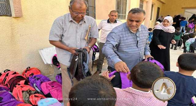توزيع حقائب مدرسية مجهزة على طلاب مدرسة المجد في درنة