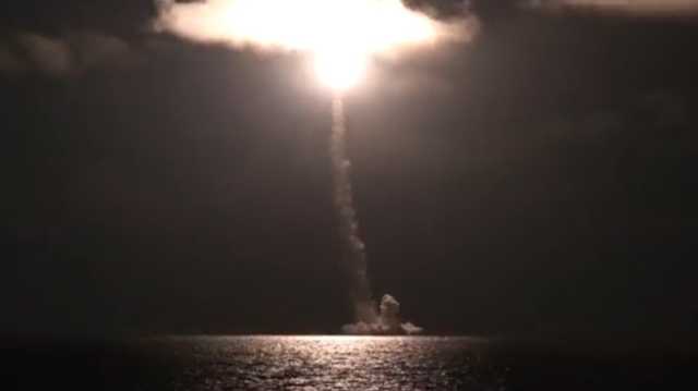 أطلق من غواصة نووية.. روسيا تختبر صاروخا باليستيا من البحر الأبيض