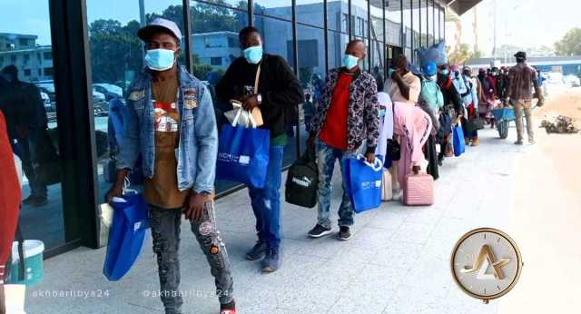 غانا تُعيد 169 مهاجرا من ليبيا