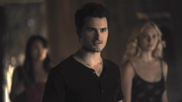 نجم The Vampire Diaries مشمئز بعد منحه مشروب ستاربكس..شاهد الفيديو