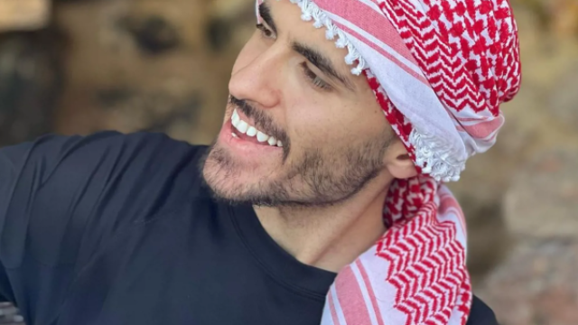 ما هو مرض أيمن العلي المُلقب بـ ملك جمال الأردن؟