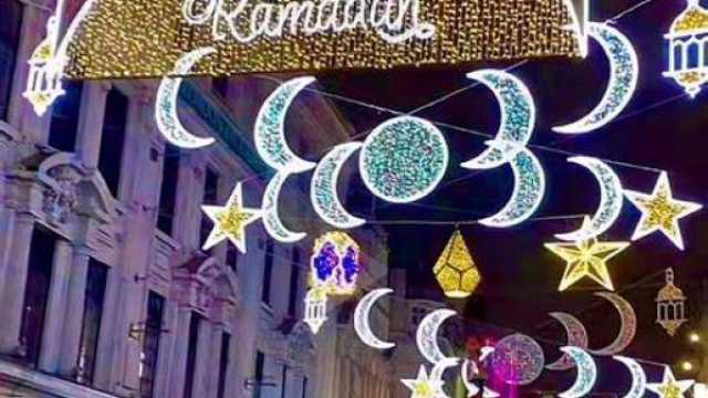 أشعلها العمدة..لندن تتزين بأضواء رمضان ترحيباً بالشهر الفضيل