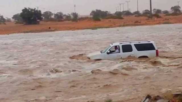 فيديو مروع: السيول تجرف مركبة في الباحة السعودية