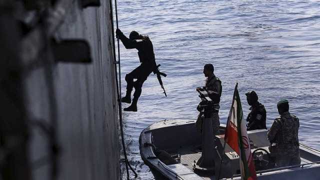 شاهد لحظة سيطرة الكوماندوز الإيراني على سفينة اسرائيلية قبالة الإمارات