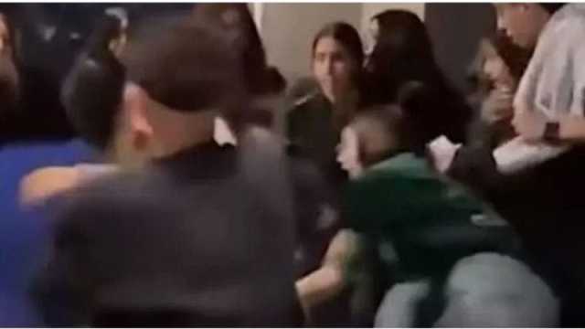 بالفيديو: اشتباك عنيف بين فتيات داخل مقهى بالقاهرة