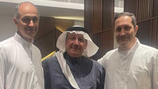 شاهد: شاعر سعودي مع جمال وعلاء مبارك في الحرم المكي