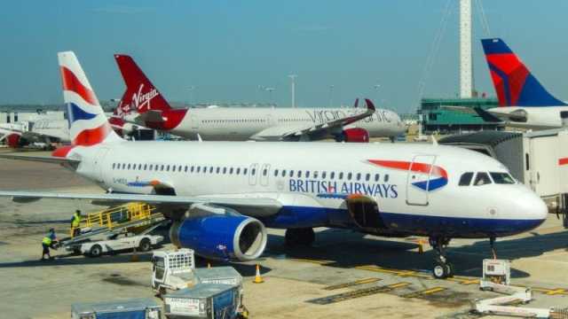 شاهد اصطدام طائرتين في مطار هيثرو البريطاني