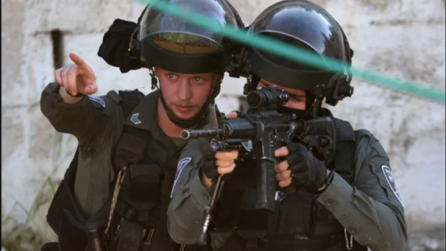الجيش الإسرائيلي يوزع الحلويات احتفالًا باغتيال الشهيد صالح العاروري