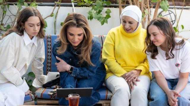 الأناقة الكاجوال الراقية تتمثل في إطلالات الملكة رانيا والأميرات.. إليك تفاصيل إطلالاتهن