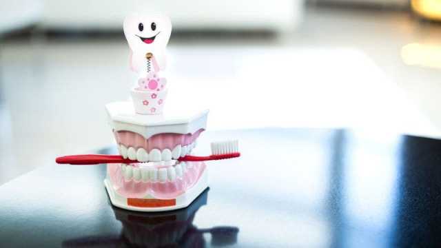 طبيب البوابة: لماذا يعد تنظيف الأسنان بالفرشاة ليلاً أمرًا ضروريًا؟