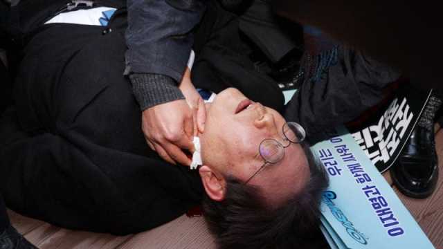 طعن زعيم حزب المعارضة الكوري الجنوبي
