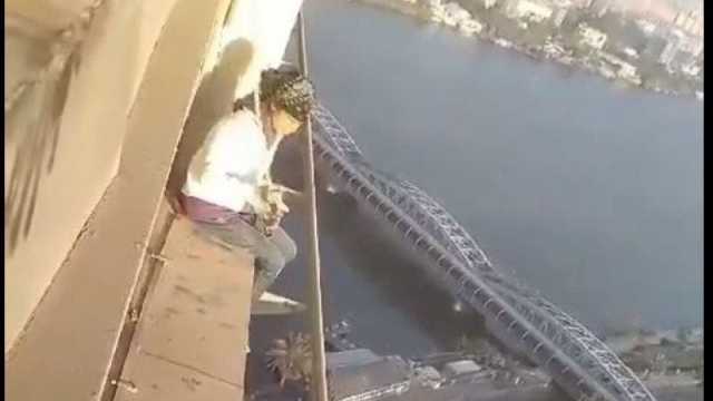 فيديو لفتاة مصرية تنتحر عن سطح فندق.. ما علاقة اسرائيل؟